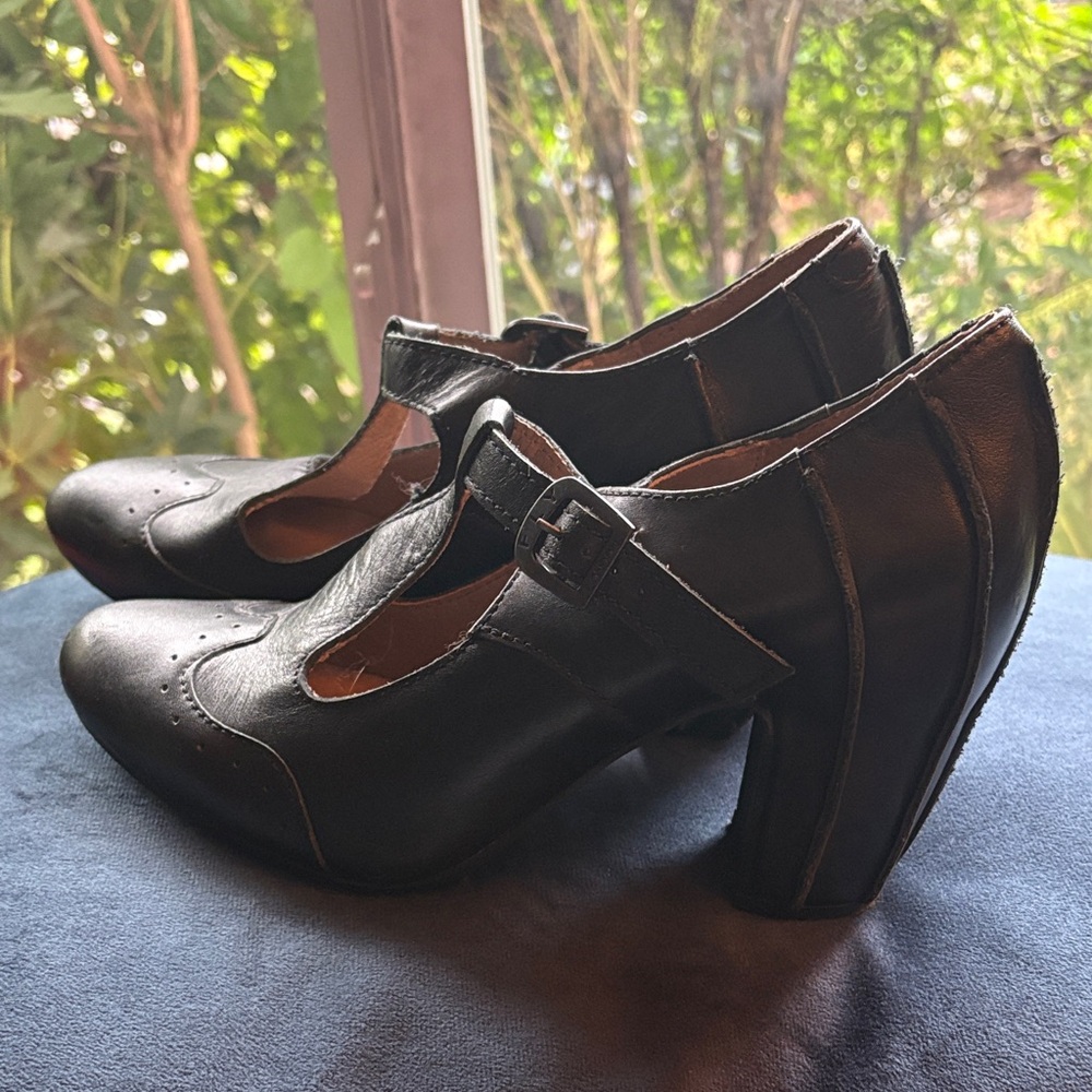 Fly London Acer138 Pumps t strap black leather heels 39 8 EUC Mary Jane